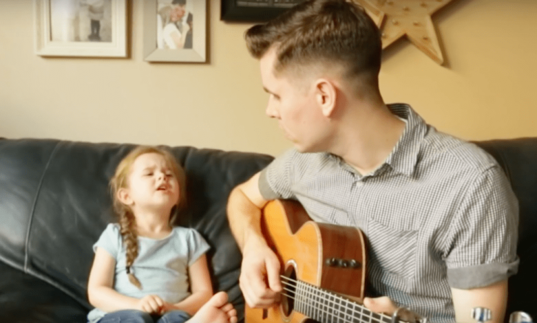 Dit 4-jarige meisje laat iedereen smelten als ze begint te zingen