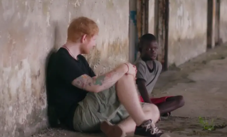 Ed Sheeran praat met straatkinderen in Liberia en hun situatie breekt zijn hart