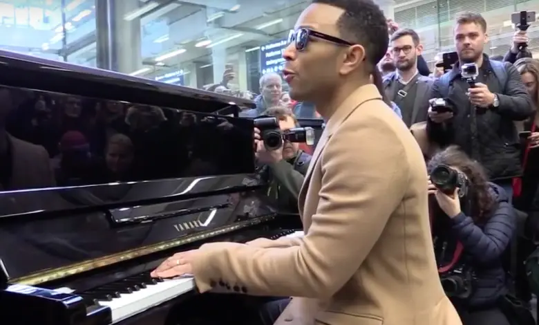 John Legend nam plaats achter de piano op een station in Londen en dit wil je horen!