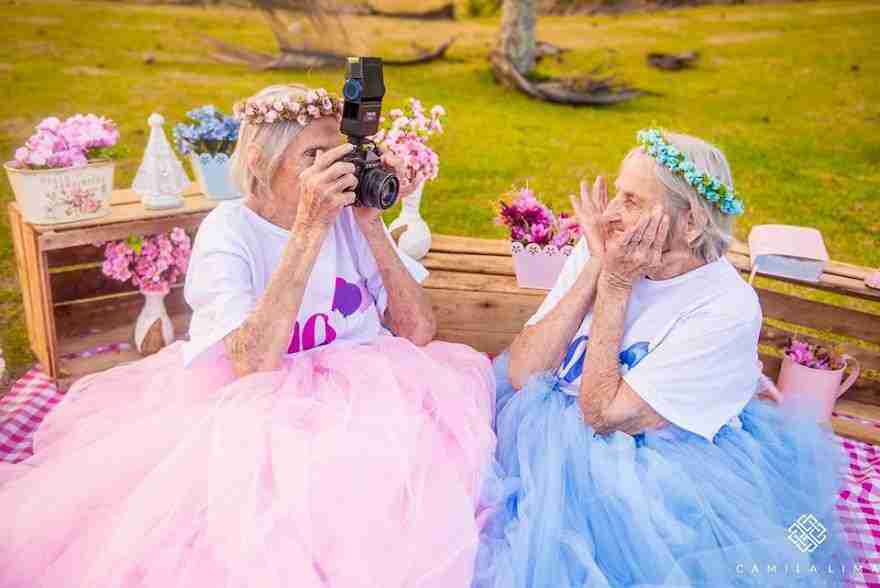 Zo zoet! 100-jarige tweeling doet fotoshoot voor verjaardag