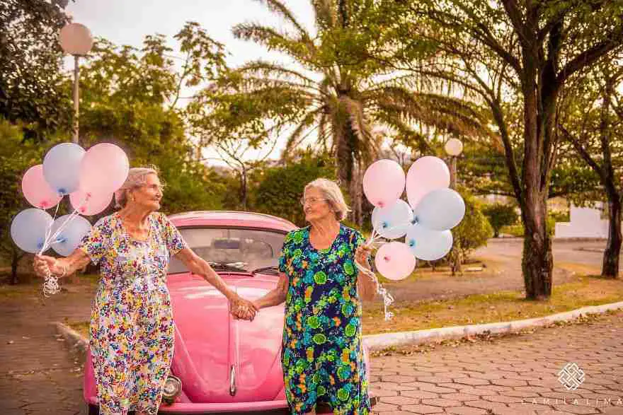 Zo zoet! 100-jarige tweeling doet fotoshoot voor verjaardag