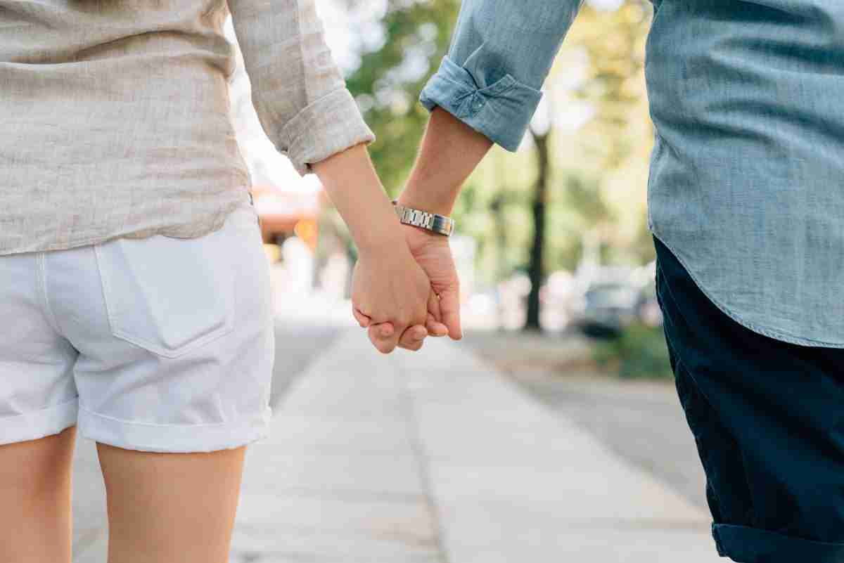 Dit zegt de manier van handen vasthouden over je relatie