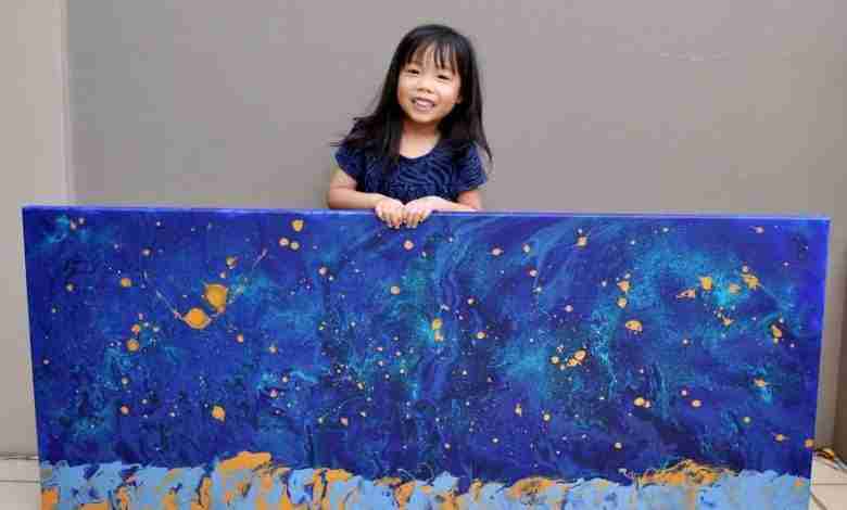 5-jarige meisje maakt fantastische galaxy-schilderijen