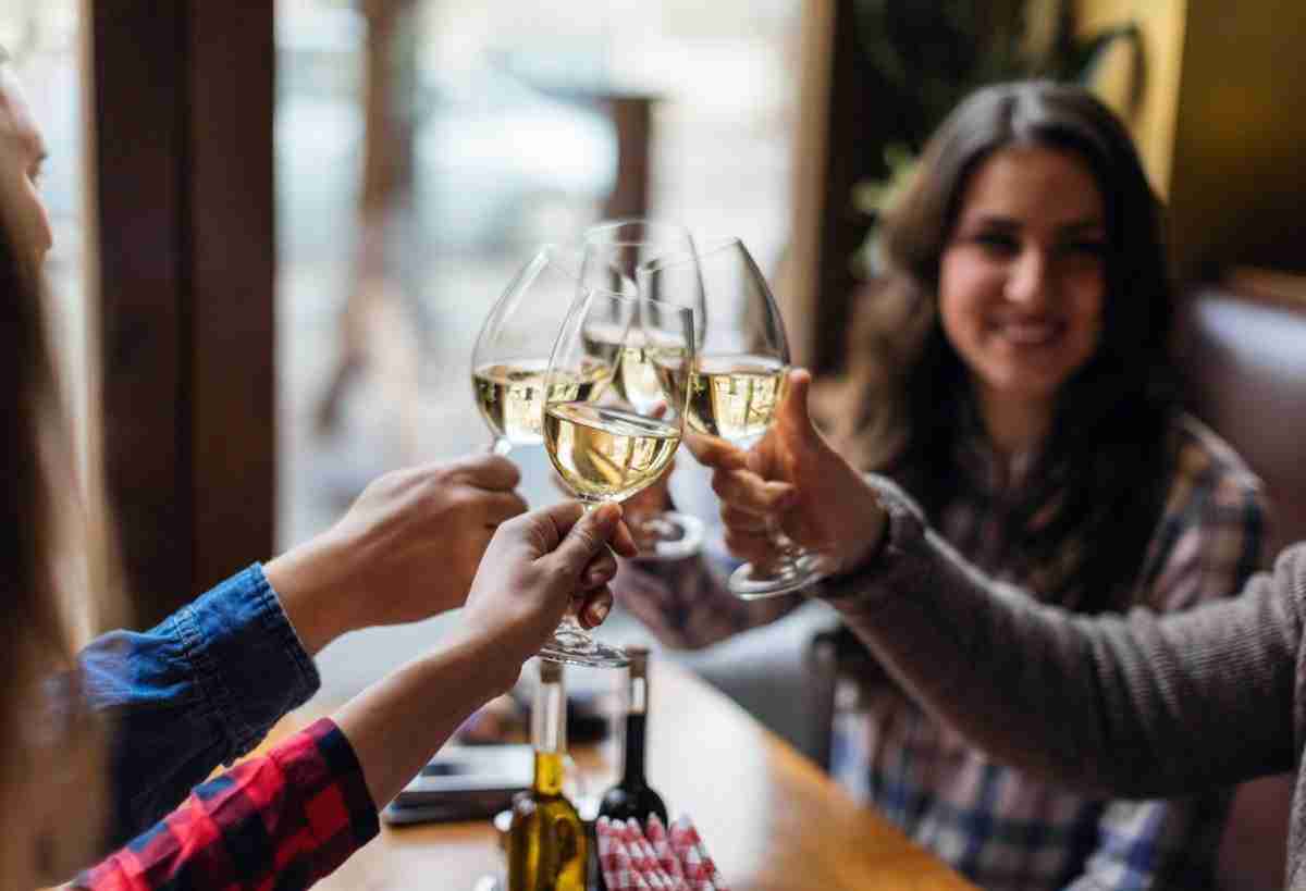 Ook witte wijn heeft gezondheidsvoordelen volgens de wetenschap (hoera!)