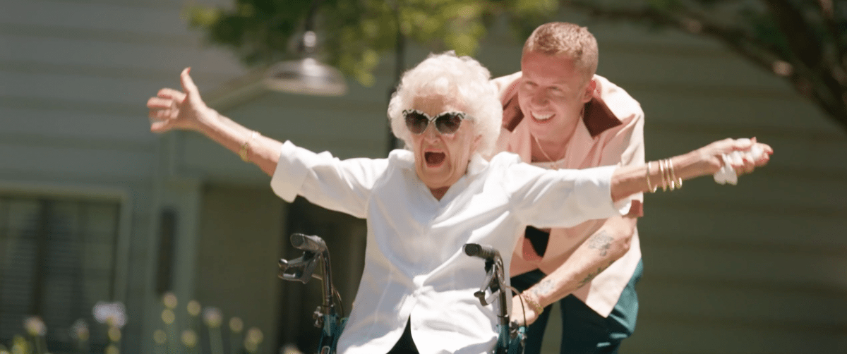 Rapper trakteert 100-jarige oma op beste dag ooit voor haar verjaardag