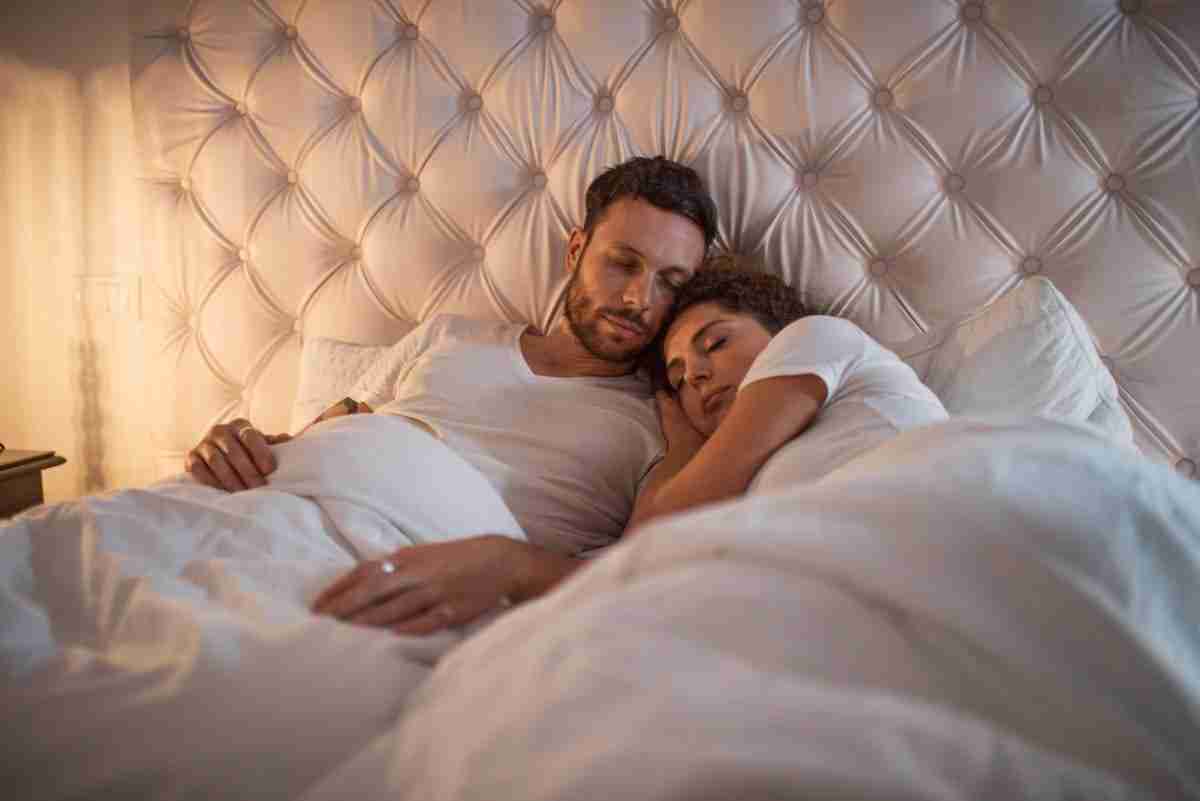 Waarom slapen onder hetzelfde dekbed niet romantisch is