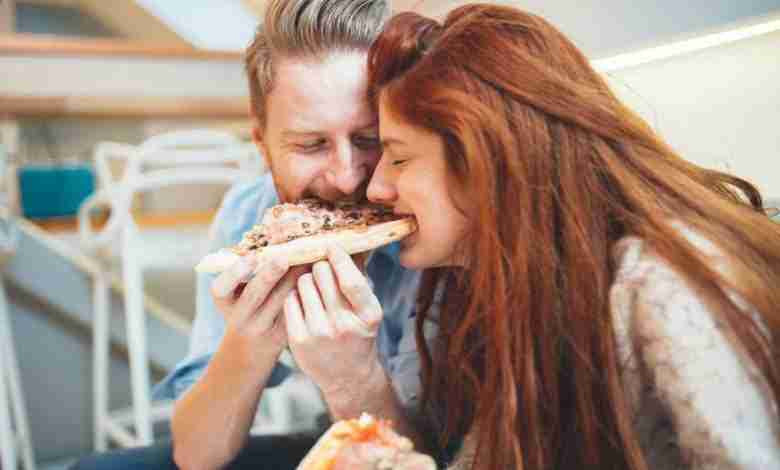 Onderzoek: mannen eten 93 procent meer in het bijzijn van een vrouw
