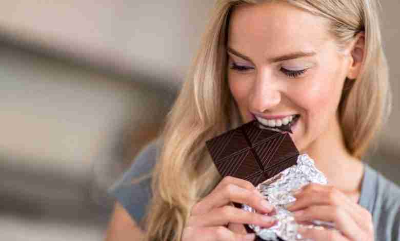 Zin in chocolade voordat je ongesteld wordt? Volgens de wetenschap komt het hier door