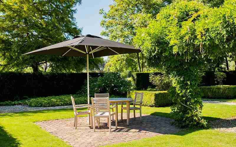 grijze-parasol-tuin-onder-tuinset