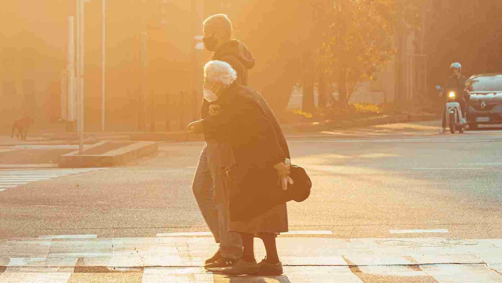 man-zorgt-voor-oudere-vrouw