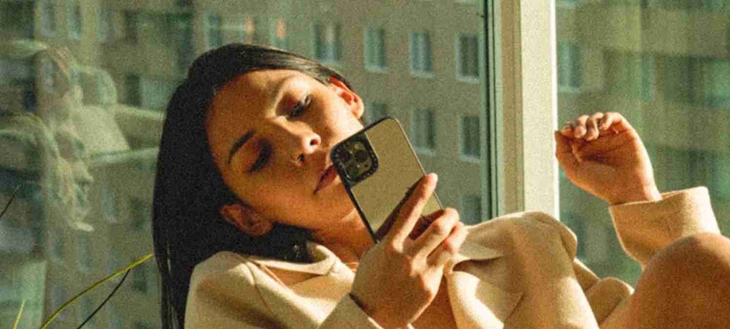vrouw-gebruikt-telefoon-zittend