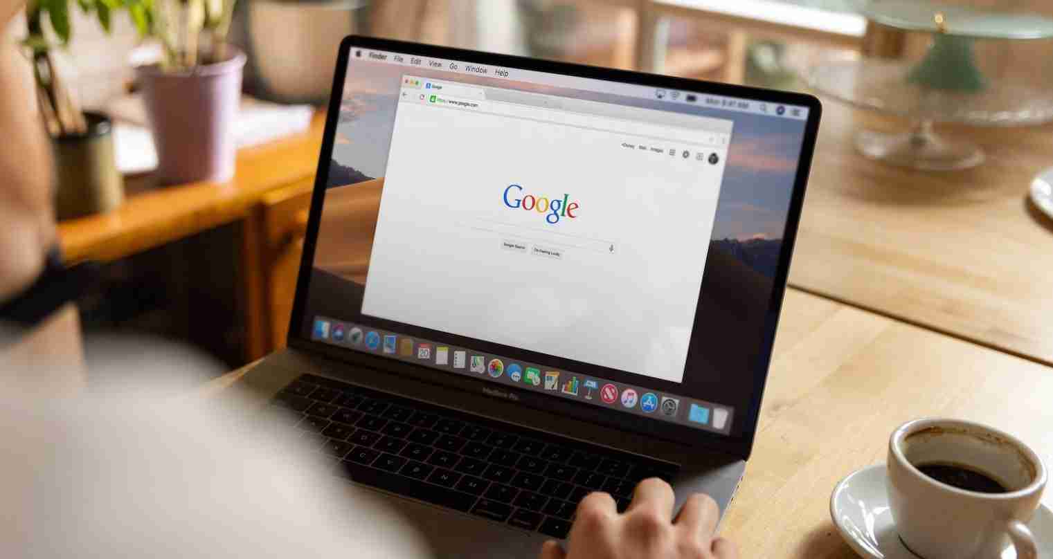 man-laptop-google-gebruiken