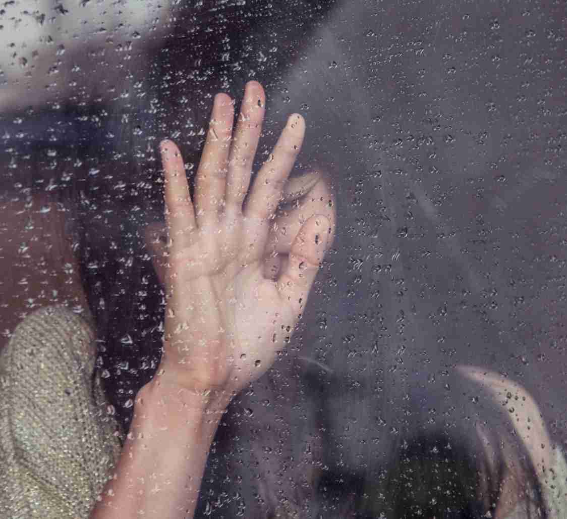 vrouw-achter-nat-glas