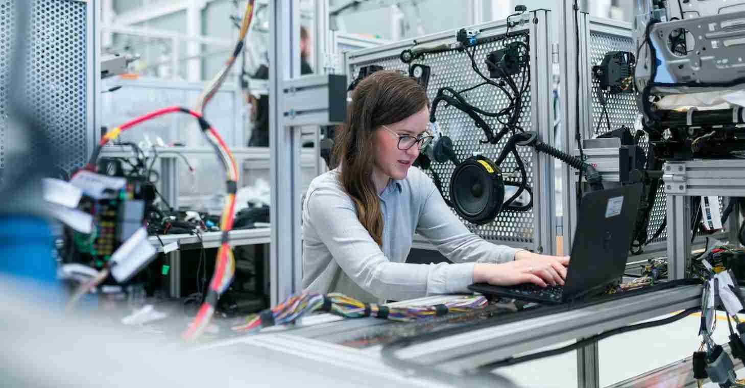 vrouw-werkt-in-autoproductie-bedrijf