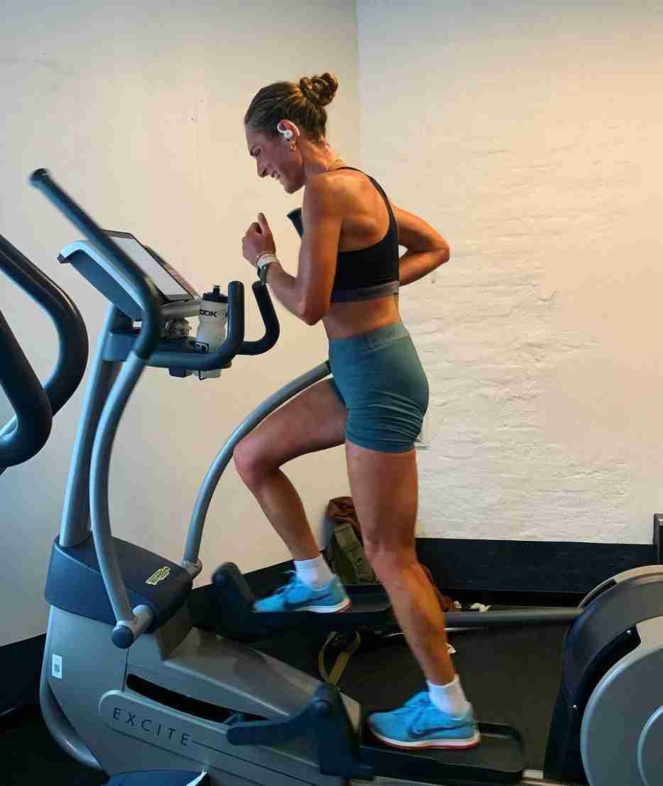 sportieve-vrouw-op-crosstrainer-zonder-handen