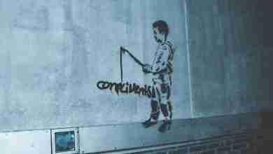 bansky-man-vist-naar-complimenten