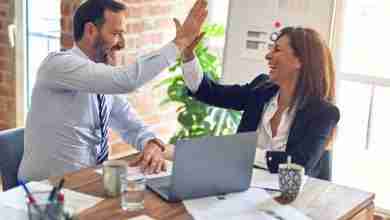 collegas-high-five-blij-werken-kantoor