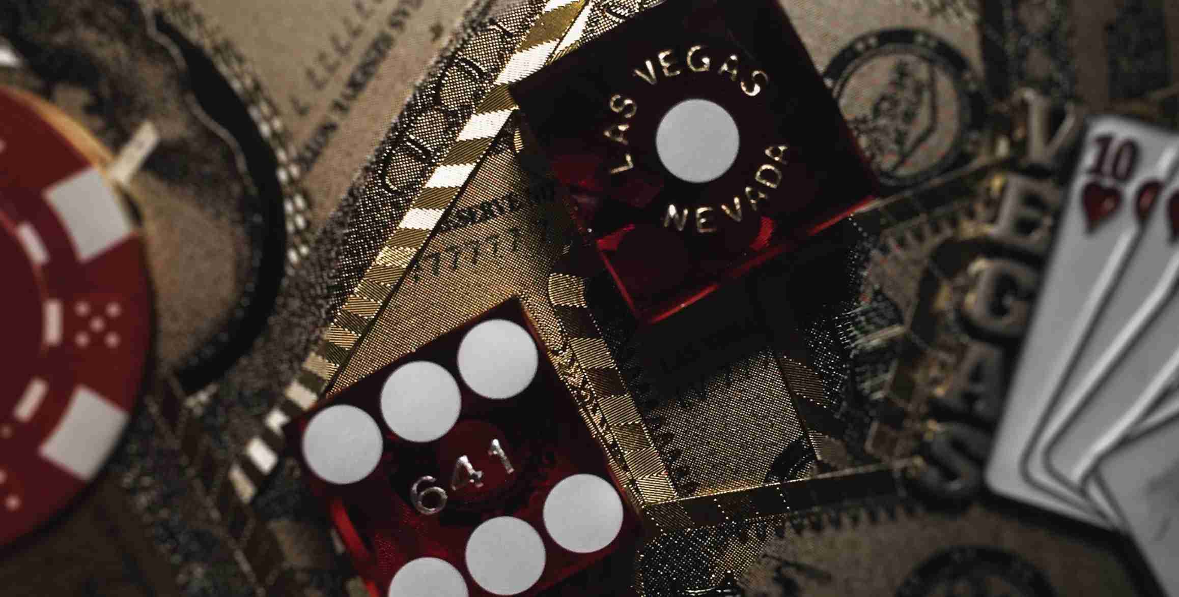 casino-dobbelstenen-kaarten-fiches-geld