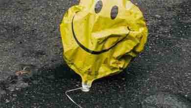 lege-smiley-ballon-op-straat