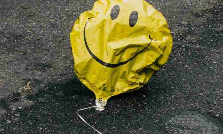 lege-smiley-ballon-op-straat