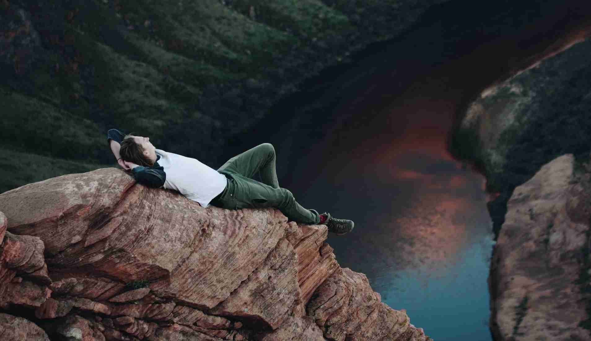 man-relaxen-rots