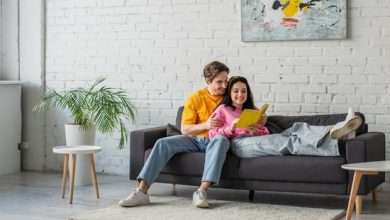 koppel op de bank lachen