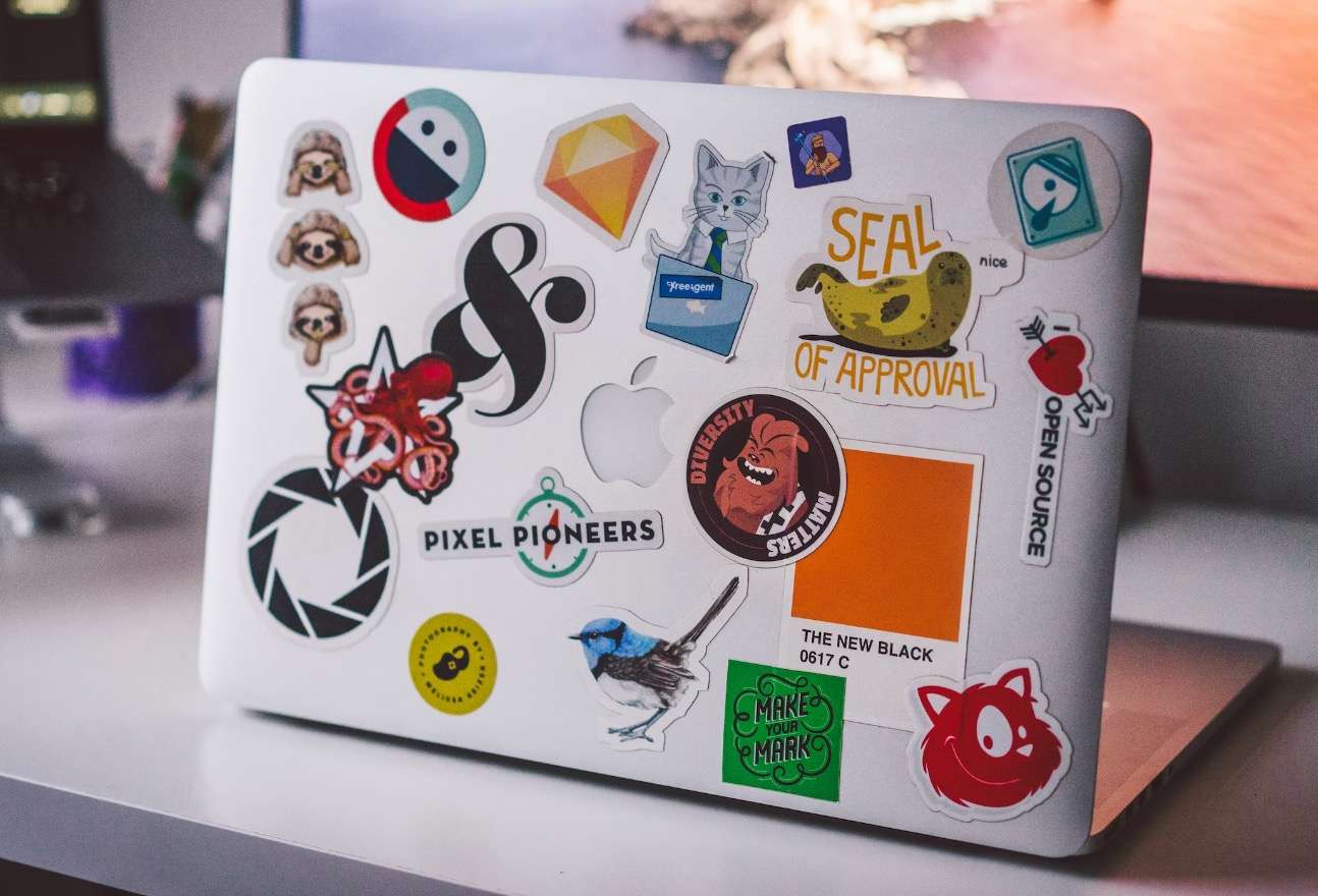 stickers op laptop