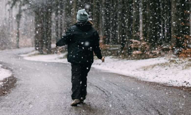 vrouw loopt in sneeuw