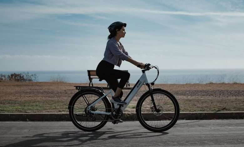 vrouw fiets op elektrische fiets