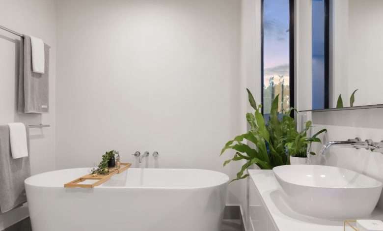 witte strakke luxe badkamer