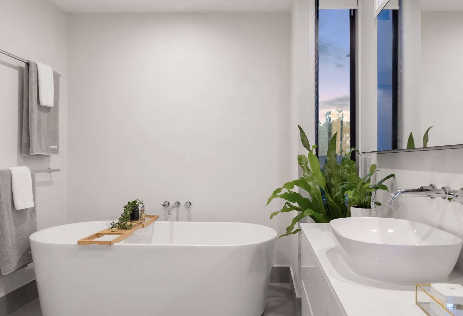 witte strakke luxe badkamer