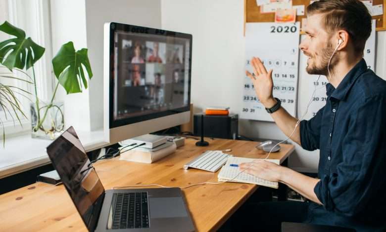 man werkt thuis en heeft videocall