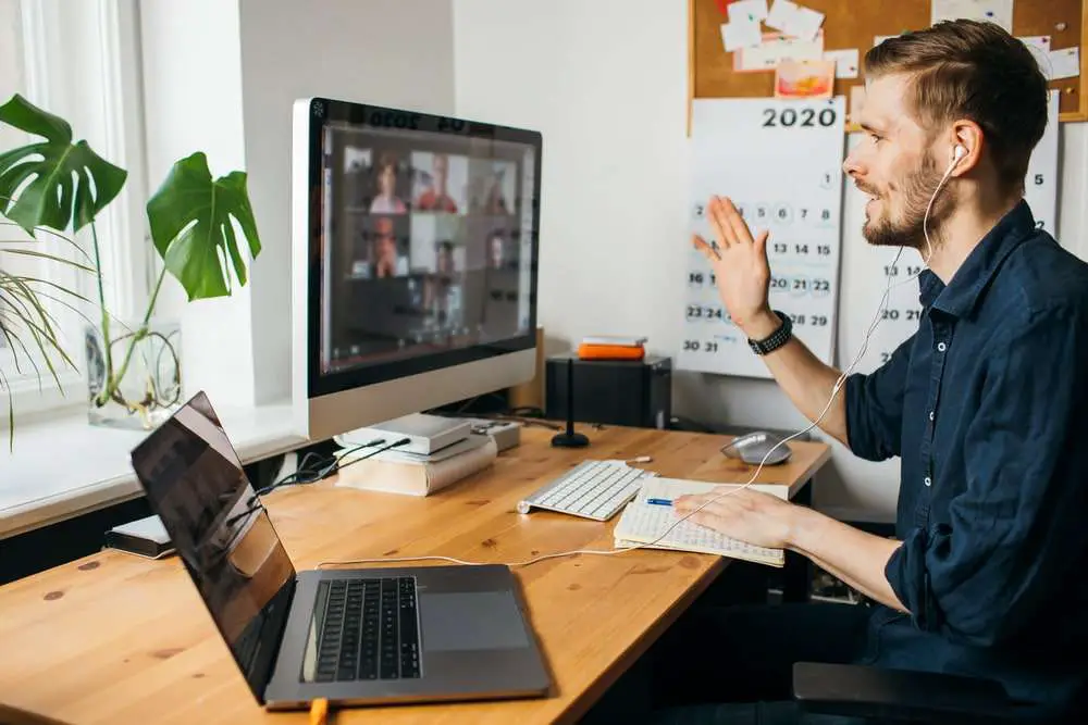 man werkt thuis en heeft videocall