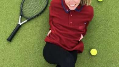 Vrouw Met Tennis Racket En Ballen