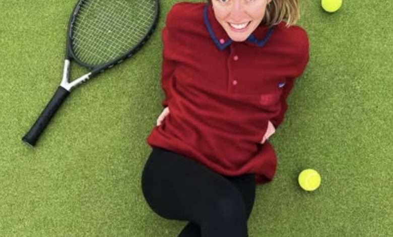 Vrouw Met Tennis Racket En Ballen