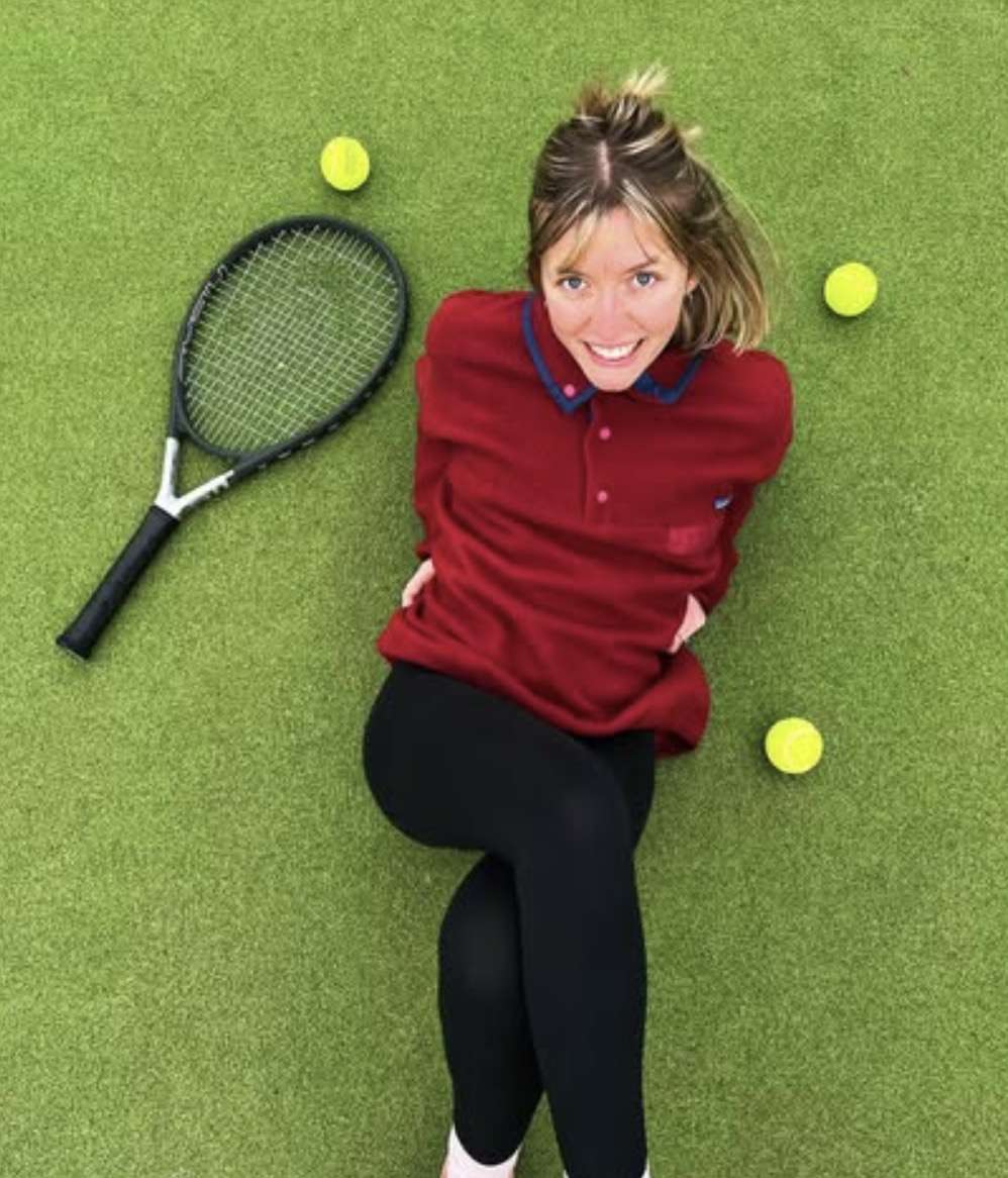 Vrouw Met Tennis Racket En Ballen