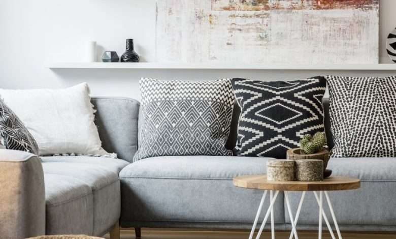Woonkamer Met Grijze Bank