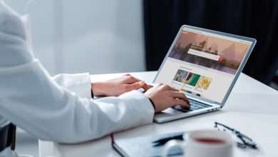 Vrouw Gebruikt Laptop