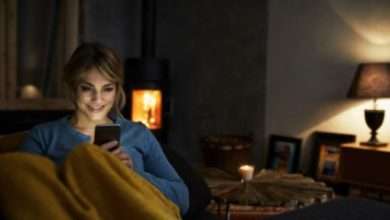 Vrouw Op De Bank Met Telefoon