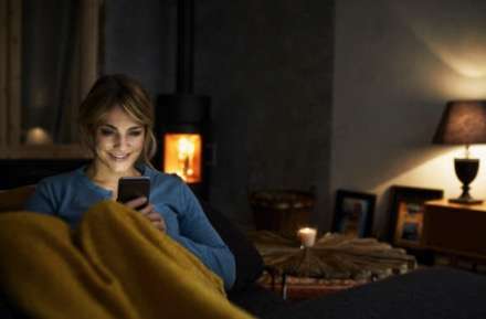 Vrouw Op De Bank Met Telefoon