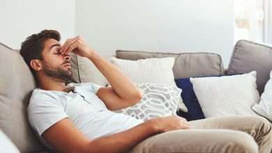 Man Aan Het Piekeren Op De Bank