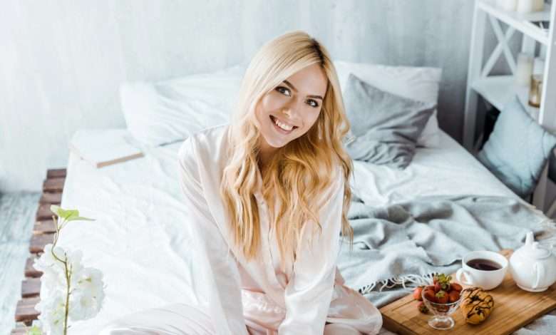 Vrouw In Pyjama Op Bed